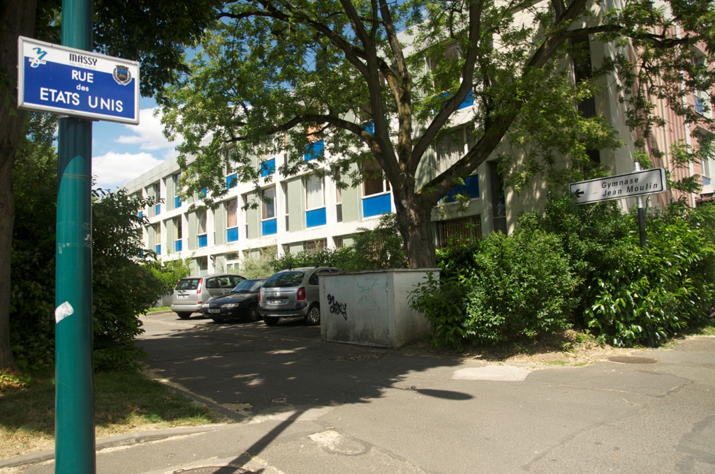 gymnase-JeanMou-entrée-parking